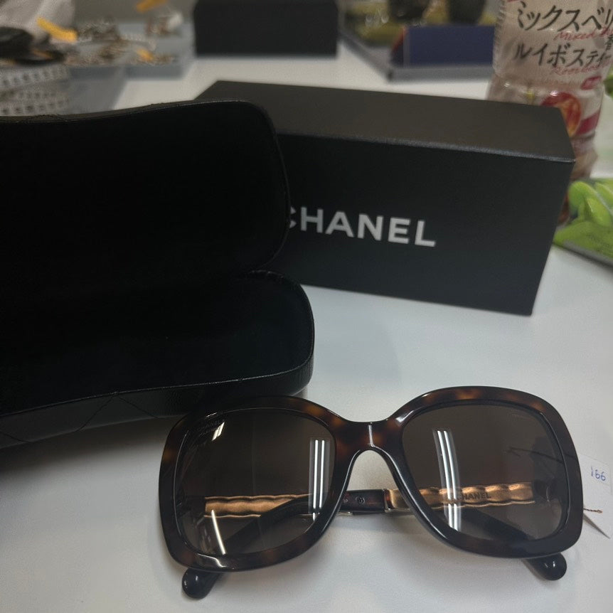 Pre-loved CHANEL Sunglasses with Dust Bag and Box 23017424 - ShopShops