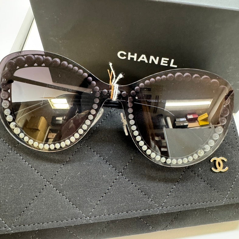 Pre-loved Chanel Sunglasses - ShopShops